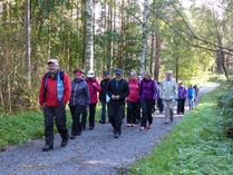 Pekka vie kävelijät luontopolulle