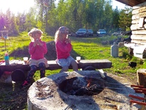 Tytöille nakit maistuu. 