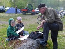 Pekka jakamassa tarrakuvakirjoja