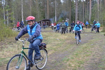 Pauli johtaa pyöräilijät takaisin