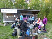 Osallistujia grillaamassa