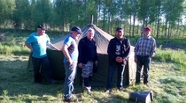 Ladun nuorimmat! aktiivit teltanpystyksessä.