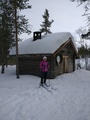 Anne kummituskämpällä.
Yöpyjien kerrotaan usein öisin havahtuneen erikoisiin ääniin, joiden aiheuttajaa ei kuitenkaan koskaan voinut silmin nähdä. Tarina kertoo, että kämpässä arvellaan kummitelleen.